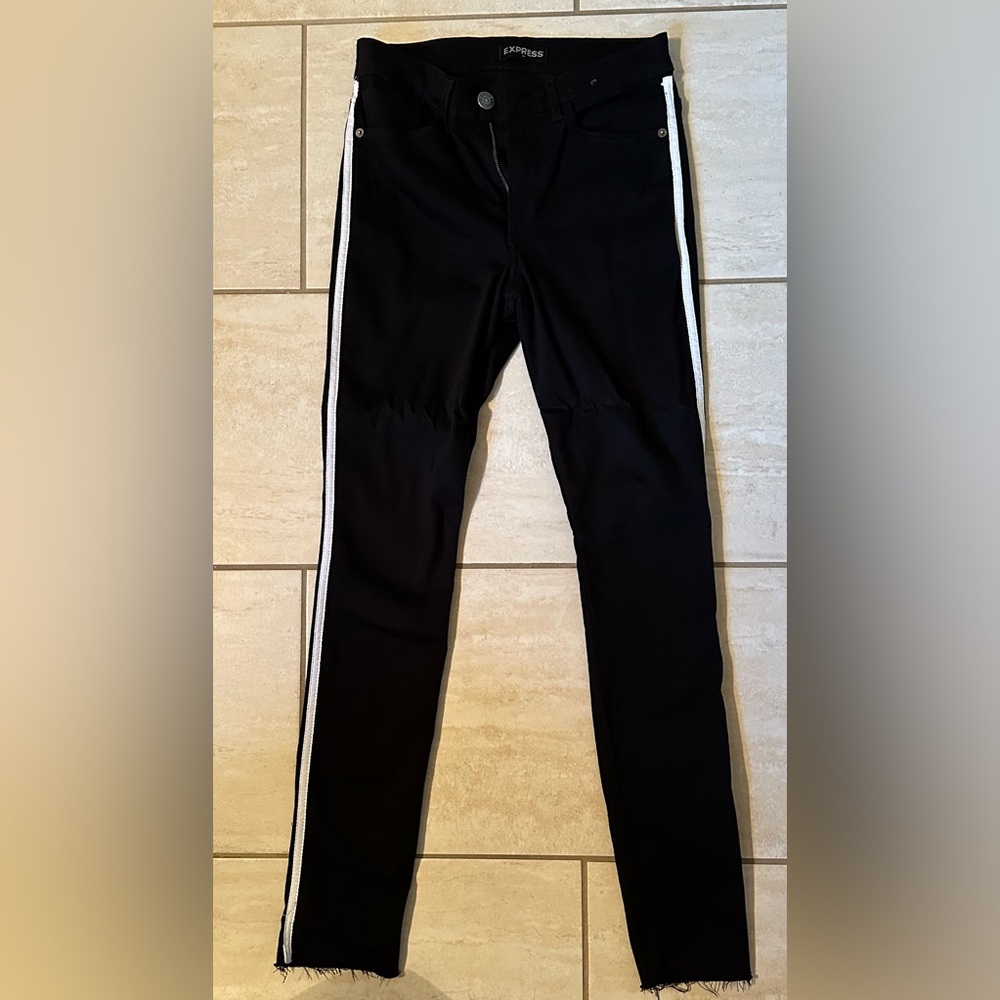 4R Express Stretch High Rise Jeggings NWOT Black w/white lines on the sides